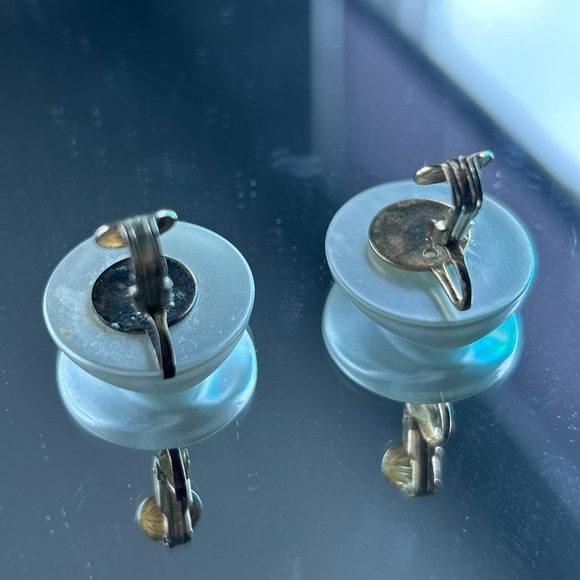 Antique Pearly White Clip-on Earrings - Picture 7 of 10